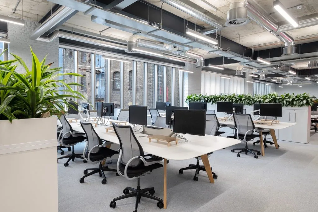 Espace de bureaux avec végétation et installations de ventilation