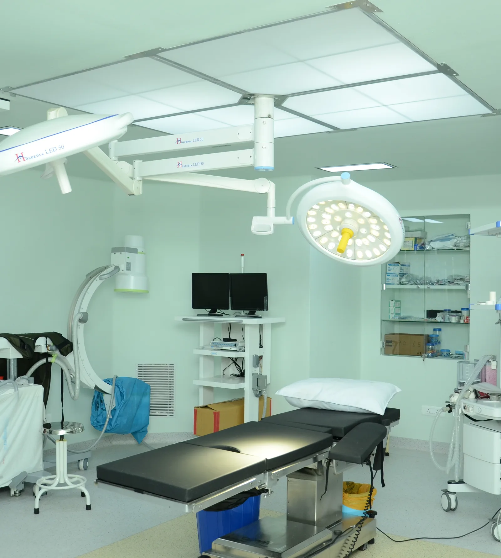 Salle d’opération avec plafond technique et éclairage chirurgical