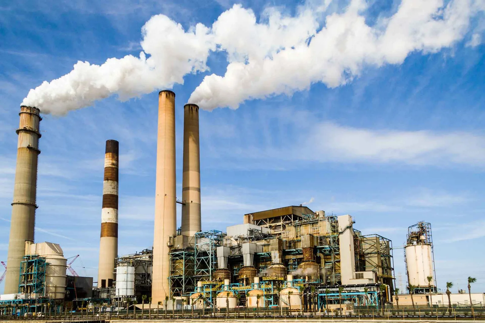 Centrale électrique avec cheminées