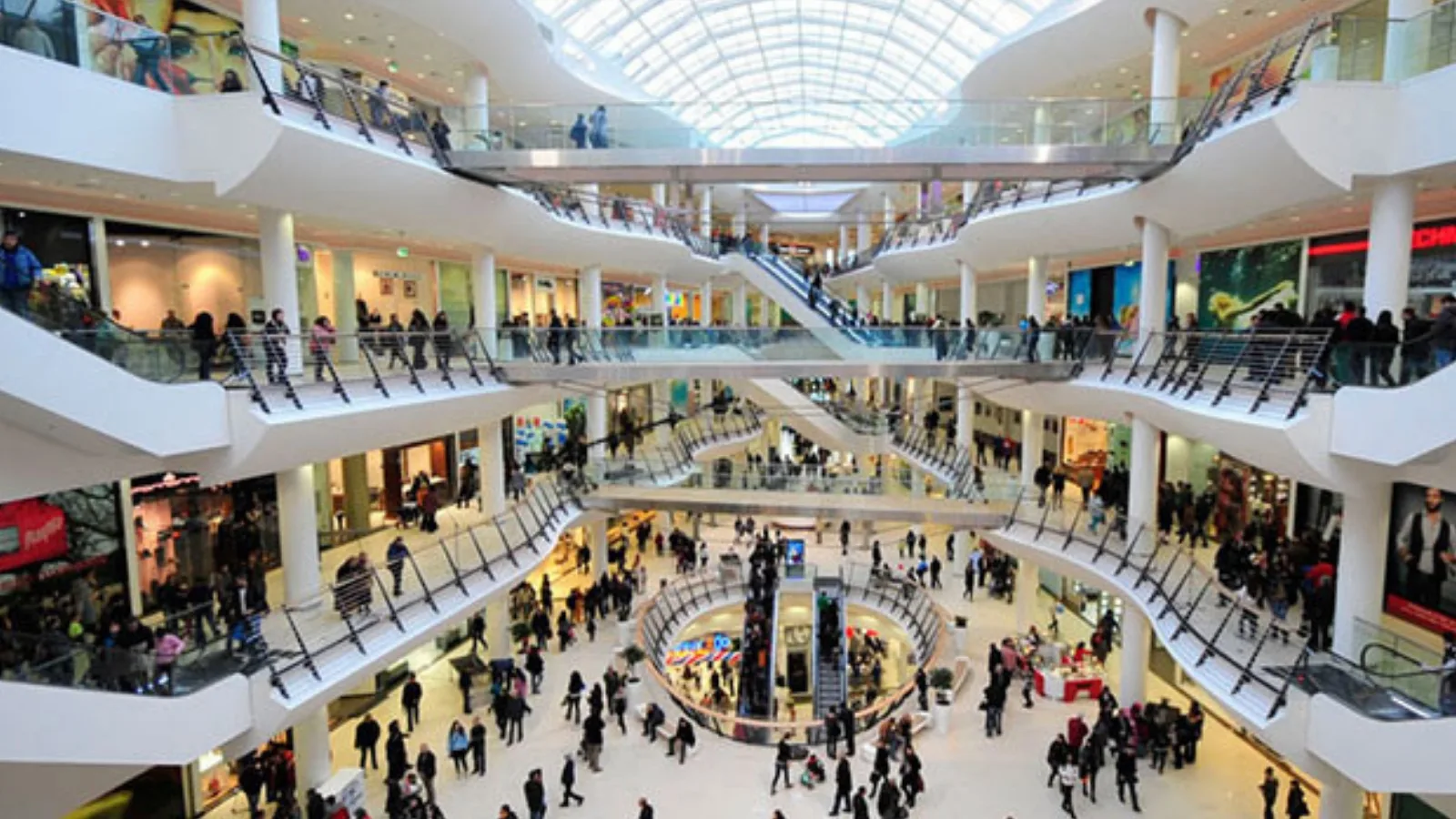 Atrium de centre commercial à plusieurs niveaux avec des visiteurs